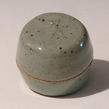 Jeremy Leach small porcelain box with Japanese character meaning beautiful